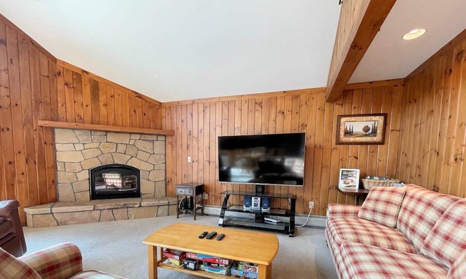 Bromley Mountain Condo | 2-Level Trailside Condo at Bromley's Birches