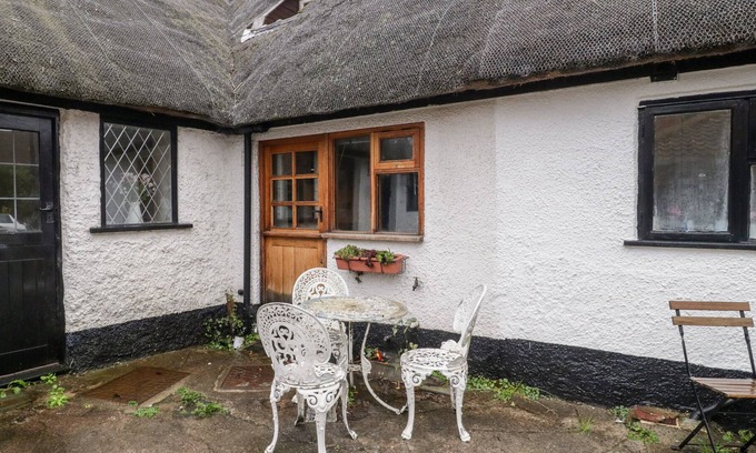 Stogursey House | 2 LIME STREET, pet friendly, character holiday cottage in Stogursey