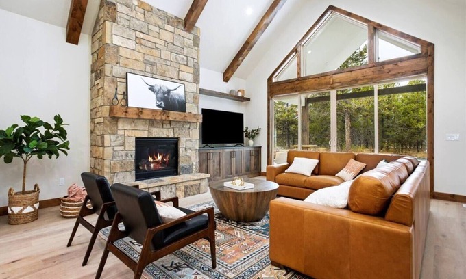 Donnelly Cabin | 2 Masters/Hot Tub/Minutes To Lake/Tamarack/FirePit