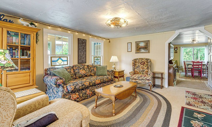 Fayetteville Cottage | 2 Mi to Hiking Trails: Cozy Fayetteville Cottage!