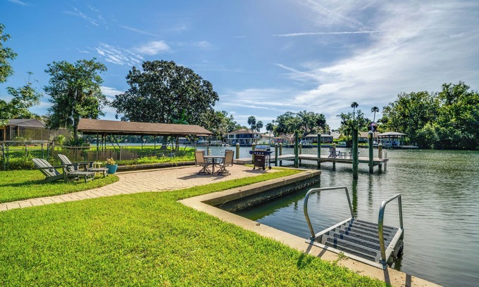Homosassa House | 2 Mi to Homosassa Springs: Riverfront Home w/Dock