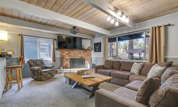 Eagle Mountain Estates Cabin | 2 Mi to Lake & Skiing: Big Bear Family Cabin