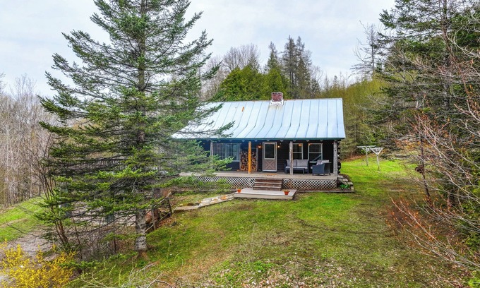 West Burke Cabin | 2 Mi to Lake Willoughby: Peaceful Log Cabin!