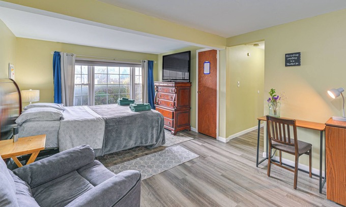 Floral Park Apartment | 2 Mi to UBS Arena: WFH-Friendly Couple's Retreat