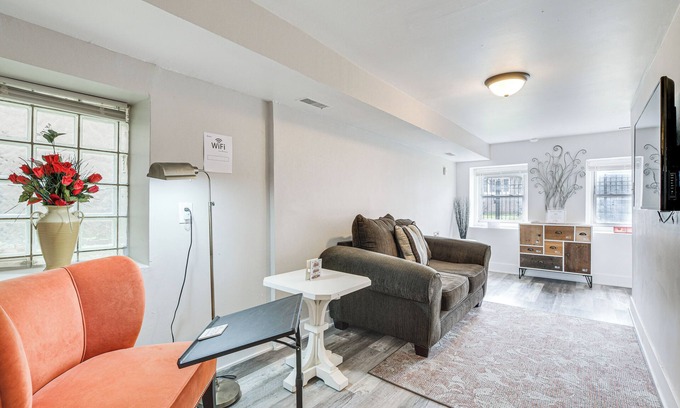 Woodlawn Apartment | < 2 Mi to UChicago: Pet-Friendly Getaway w/Yard