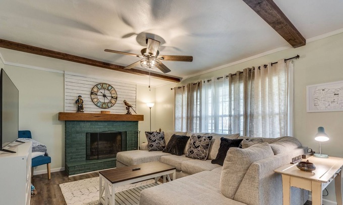Johnson City House | 2 Miles to ETSU, Hospital & Privacy fenced yard w/ multiple outside seating