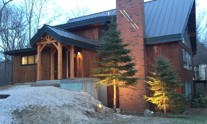 Killington House | 2 miles to ski lifts, 6 BR, 3BA hot tub,yard, AC, grill, lux bedding. CEDARWALK
