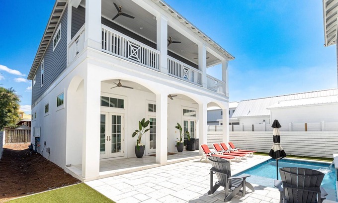 San Juan House | 2 Min from the Beach, Golf Cart, Private Pool, Carriage House, Bikes & Sleeps 14!