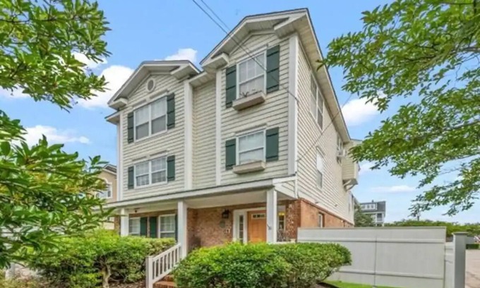 Virginia Beach House | 2 min walk to the beach! Gorgeous and spacious home perfect for a group!