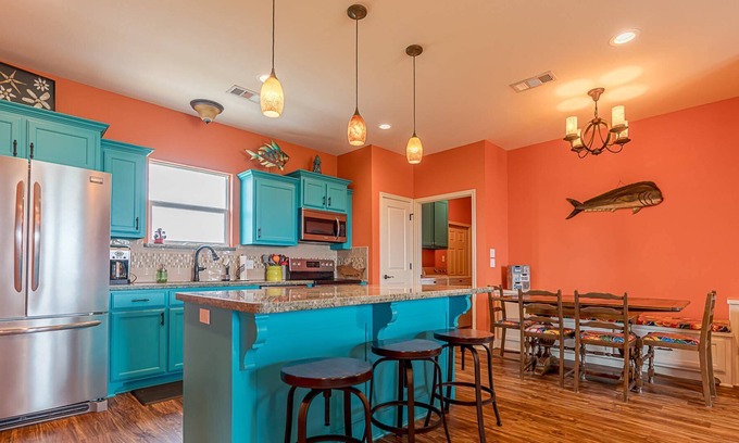 Galveston House | 2 Mins to Beach|RV Pad|Hookups|2 Decks|Water Views|Oversized Lot|Near Ferry|Dogs Welcome|Cargo Lift