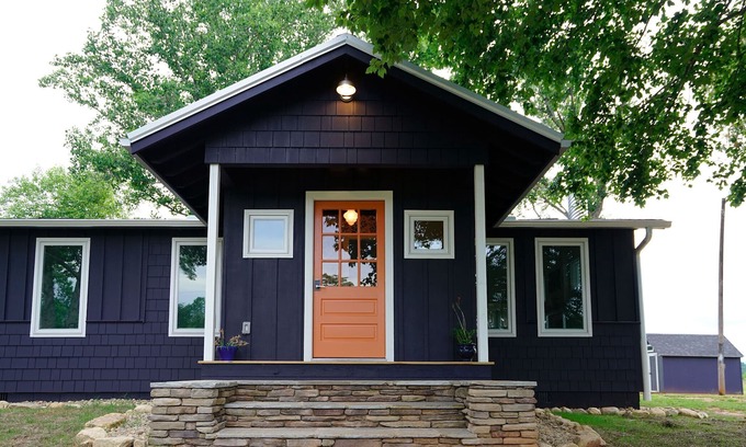 Tryon House | 2 mins to TIEC! THE ORANGE DOOR 3br 2 ba LUXE MODERN FARMHOUSE COTTAGE