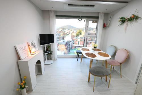 Sinchon-dong Apartment | #2 NEW open 신축건물 엘리베이터 짐보관 홍대입구역 도보5분 마포구 쇼핑