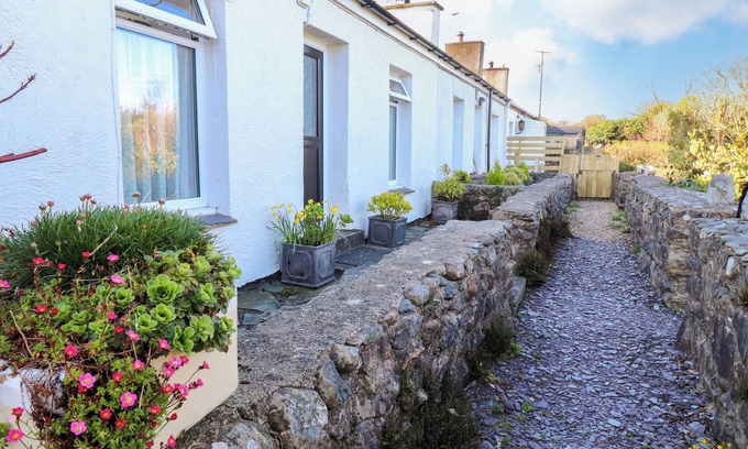 Llanllyfni Cottage | 2 PANT Y CELYN, pet friendly, character holiday cottage in Llanllyfni