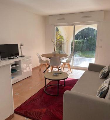 Boulouris-sur-Mer Apartment | 2 pièces Saint Raphael rénové, classé 4 étoiles, 100 m plages, piscine, tennis, parc, terrasse, jardin privatif