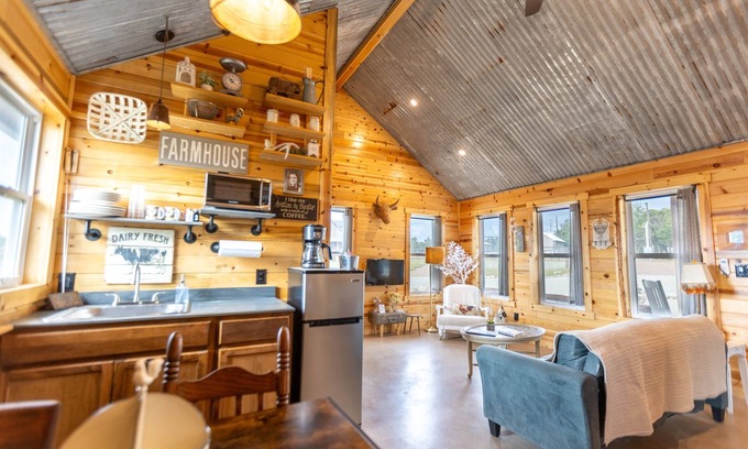 Wimberley Cottage | 2-Queen Bedrooms #6 Farmhouse Charm by RusTx