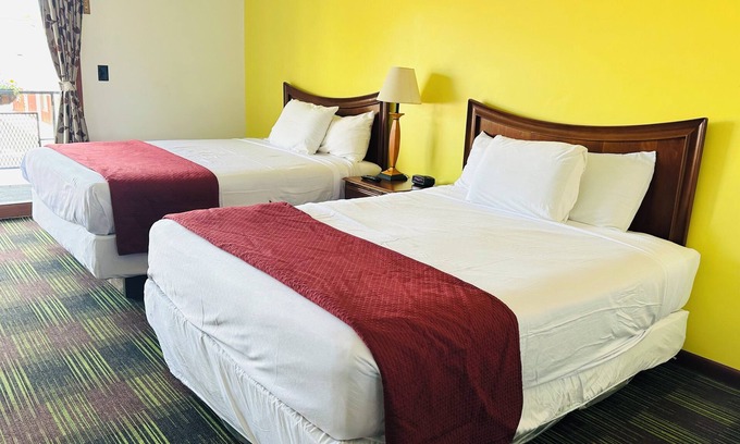 Sandusky Hotel | 2 Queen Hotel Room near Cedar Point