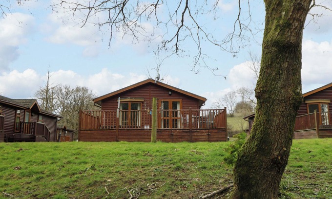 Boncath Cottage | 2 RIVERSIDE LODGE, family friendly, with hot tub in Cenarth