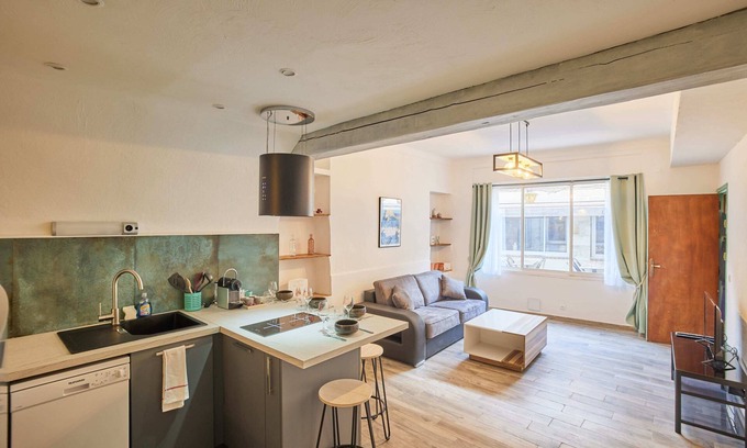 Saint-Jeannet Apartment | 2-room apartment in the heart of the old village opposite the restaurant