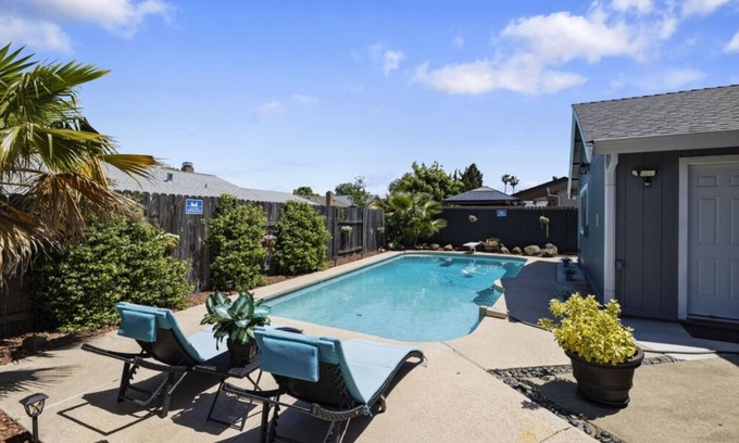Sacramento House | #2 - Room in a beautiful house with pool