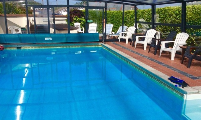 Portreath House | 2~Short walk~Beach~Pubs~Shops: Chlorine safe Pool and Hot tub, Games room, WiFi