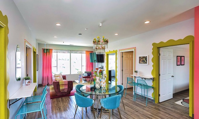 Maxwell House | 🏡 🏡 2 SIDE BY SIDE UNITS | BACH 💃 | 20 🛌 | 😍 DECOR | WALKABLE TO BARS 🍷