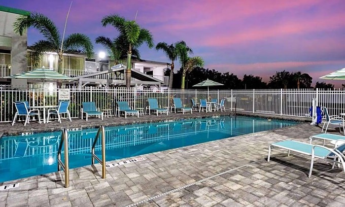 Bayshore Gardens Hotel | 2-Star Hotel ∙ Quality Inn Bradenton - Sarasota North