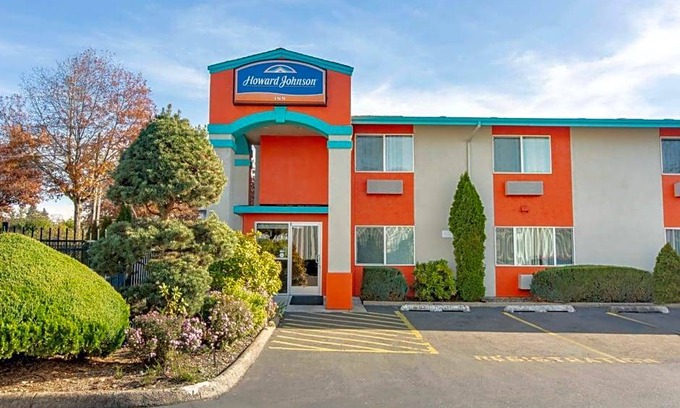 Southeast Salem Hotel | 2-Star Hotel ∙ Howard Johnson by Wyndham Salem