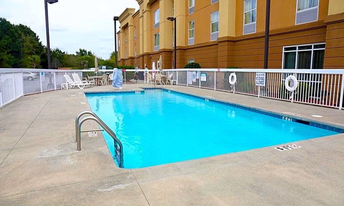 Manning Hotel | 2-Star Hotel ∙ Hampton Inn Manning