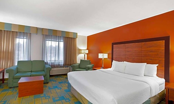 Auburn Hotel | 2-Star Hotel ∙ La Quinta Inn by Wyndham Auburn Worcester