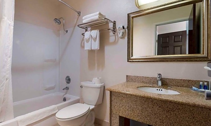 Cedar Hills Hotel | 2-Star Hotel ∙ Rodeway Inn & Suites Hwy 217 & 26 W
