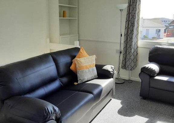Scratby House | 2 Storey 3 Bedroom Chalet -Outdoor Swimming Pool - sleeps up to 6 - 5 min walk to the Beach, near Broads and Great Yarmouth