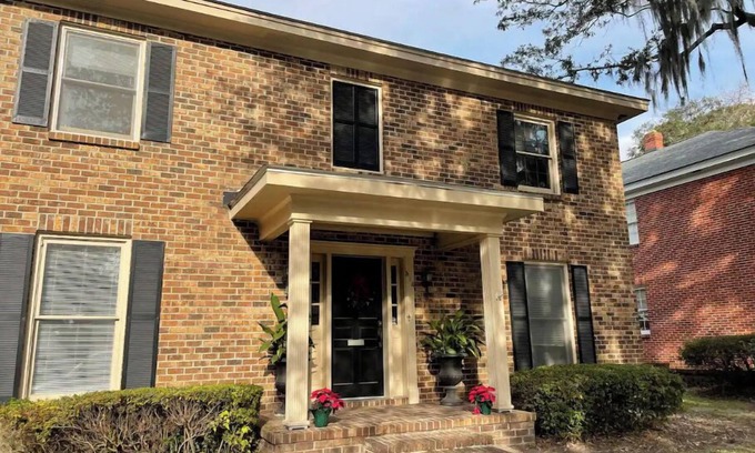Chatham Crescent Apartment | 2 Story apartment in Ardsley Park with patio.