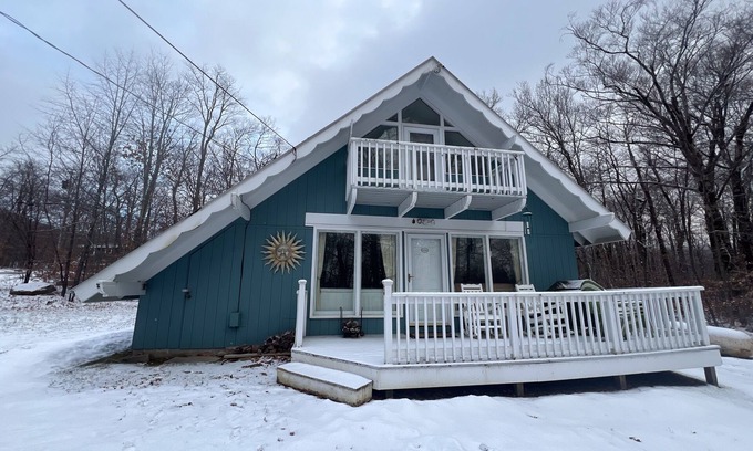 Stratton and Bromley Ski Areas House | 2-story dog-friendly mountain home with wood fireplace, balcony, deck, & grill