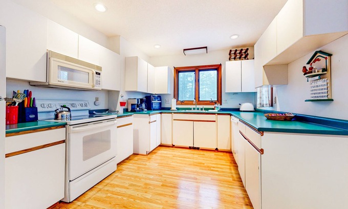 Jamaica Condo | 2-story mountain condo with fireplace, private deck, WFH setup, & jetted tub