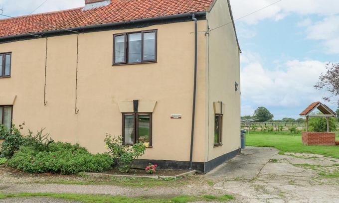 Hainford House | 2 Stud Cottage