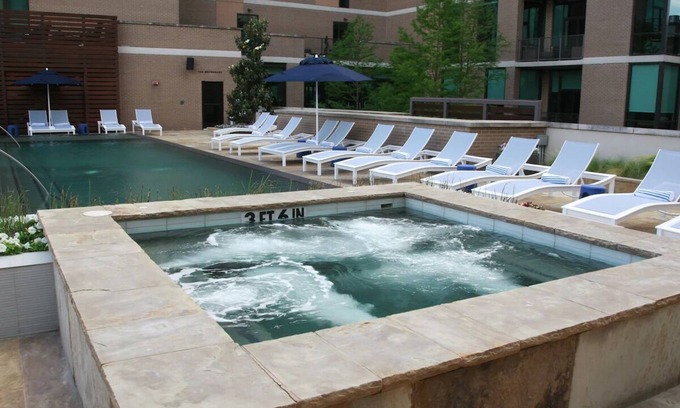 Glencoe Hotel | 2 Stylish Suites Near Mockingbird Station with Spa & Outdoor Pool