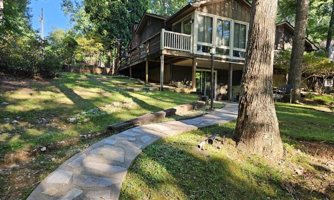 Huddleston House | 2 to 3 Night Minimum Year 'Round! Enchanted lakefront home with 1 level living! Come Visit "Cove Co