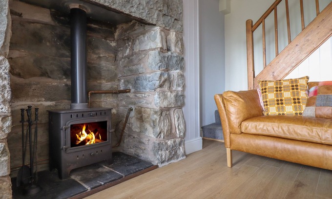 Cwmtirmynach Cottage | 2 TY CAPEL, pet friendly, character holiday cottage in Cerrigydrudion