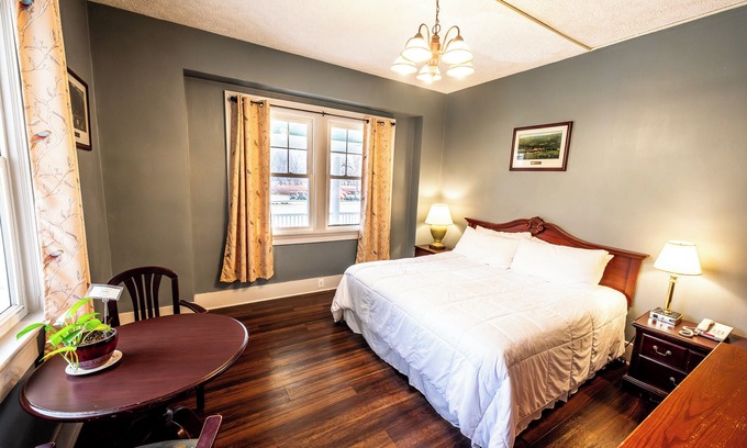 Shawnee On Delaware Hotel | 2 Units | Enjoy Nature from a Warm, Historic Stay Near Scenic Pocono Mountain