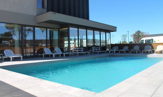 Signes Hotel | 2 Units | Prime Location Near Paul Ricard, Sainte-Baume Natural Park Nearby