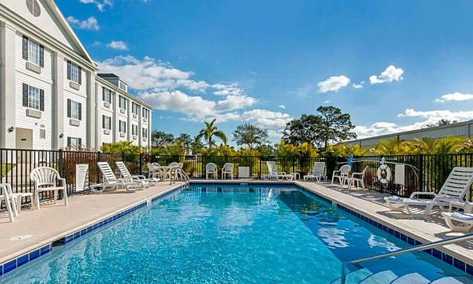 Interchange Square Hotel | 2-Star Hotel ∙ Quality Inn Palm Bay - Melbourne I-95