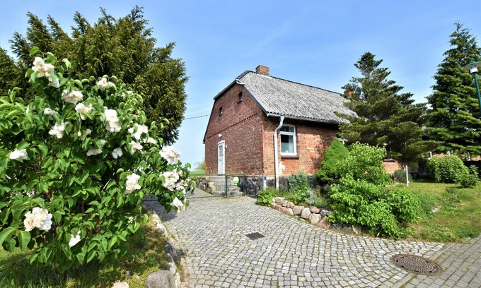 Am Salzhaff House | 2 vacation homes in a double pack for nature lovers, close to the beach, quiet, large gardens