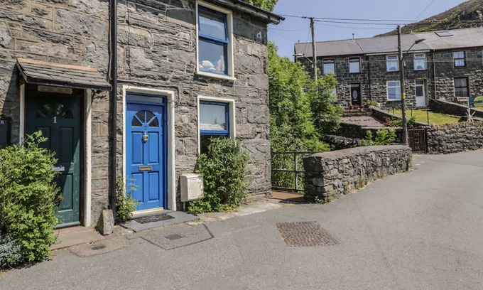 Manod Cottage | 2 WATERLOO COTTAGE, pet friendly in Blaenau Ffestiniog