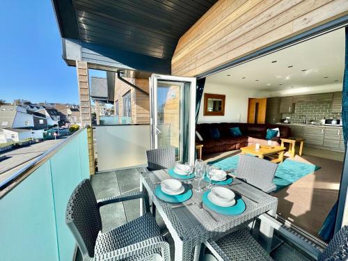 Trearddur Bay Apartment | 2 Y Bae -Top Floor-2 Bed - Lift and Pet friendly
