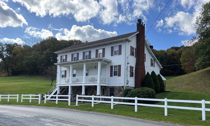 Tyrone Other | 20 min to State College! 1860’s country home. Spacious/quiet/walking tr