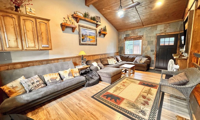 Island Park Cabin | 🌲20 Min to Yellowstone, High Speed Fiber, Hot tub, Fire Pit, Play Structure.