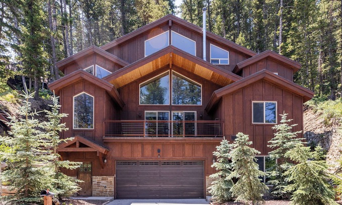 Summit Park House | 20 Minutes from the Mountain! Family Paradise, Sleeps 14, High-End Interiors