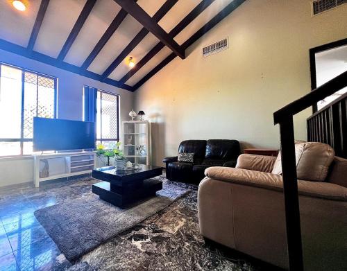 Booragoon House | 20 OFF Affortable Long Stay 4 Queen Bed House Near Uni City Swan River