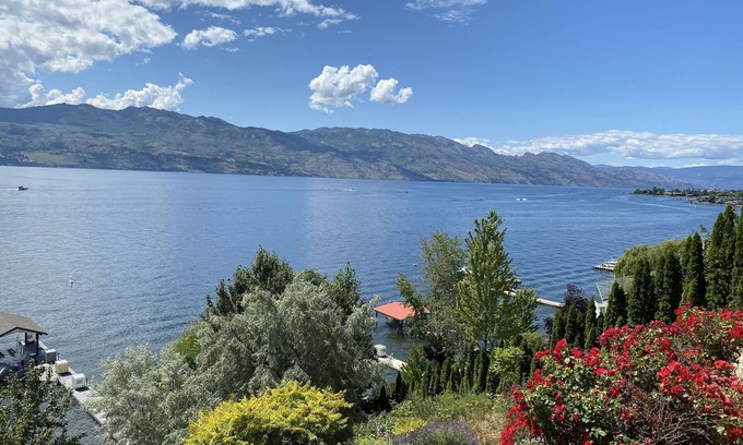 Central Okanagan House | 20% off month,Beach,Dock,golf green on LkOkanagan,5 bdr,large outdoor deck,patio
