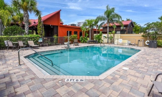 National Gardens Apartment | 20% off Ormond Retreat, Harley Davidson fans, Pool